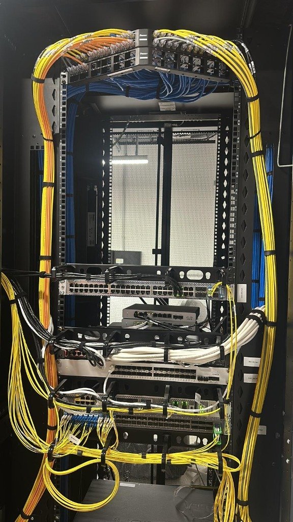 Organización y peinado integral de rack con cableado estructurado