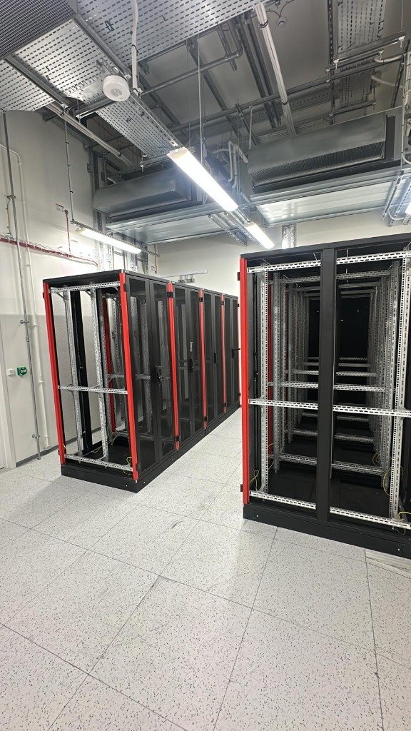 Instalación de armarios rack en sala de Data Center